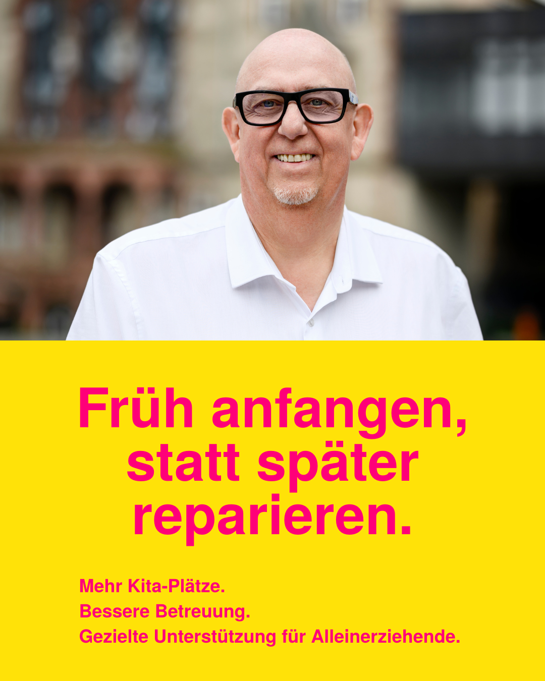 Reiner Gutowski vor dem Rathaus, darunter die Botschaft „Früh anfangen, statt später reparieren.“ mit Forderungen nach mehr Kita-Plätzen, besserer Betreuung und gezielter Unterstützung für Alleinerziehende. Schwerpunkt: Frühkindliche Bildung in Mönchengladbach.