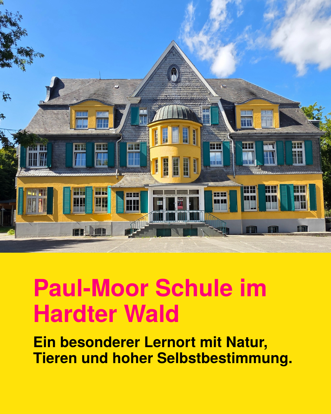 Gelbes Schulgebäude der Paul-Moor Schule im Hardter Wald, Kacheltext: „Paul-Moor Schule im Hardter Wald – Ein besonderer Lernort mit Natur, Tieren und hoher Selbstbestimmung“.