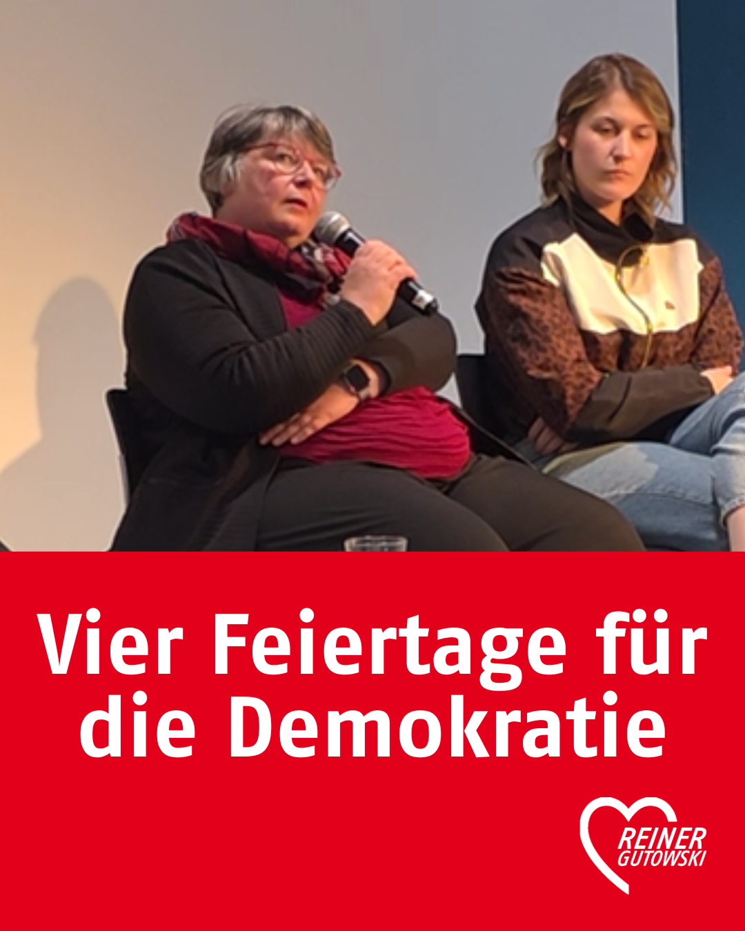 Diskussionsrunde in der Stadtbibliothek Mönchengladbach über Demokratie und Toleranz mit Vertreterinnen und Vertretern der demokratischen Parteien